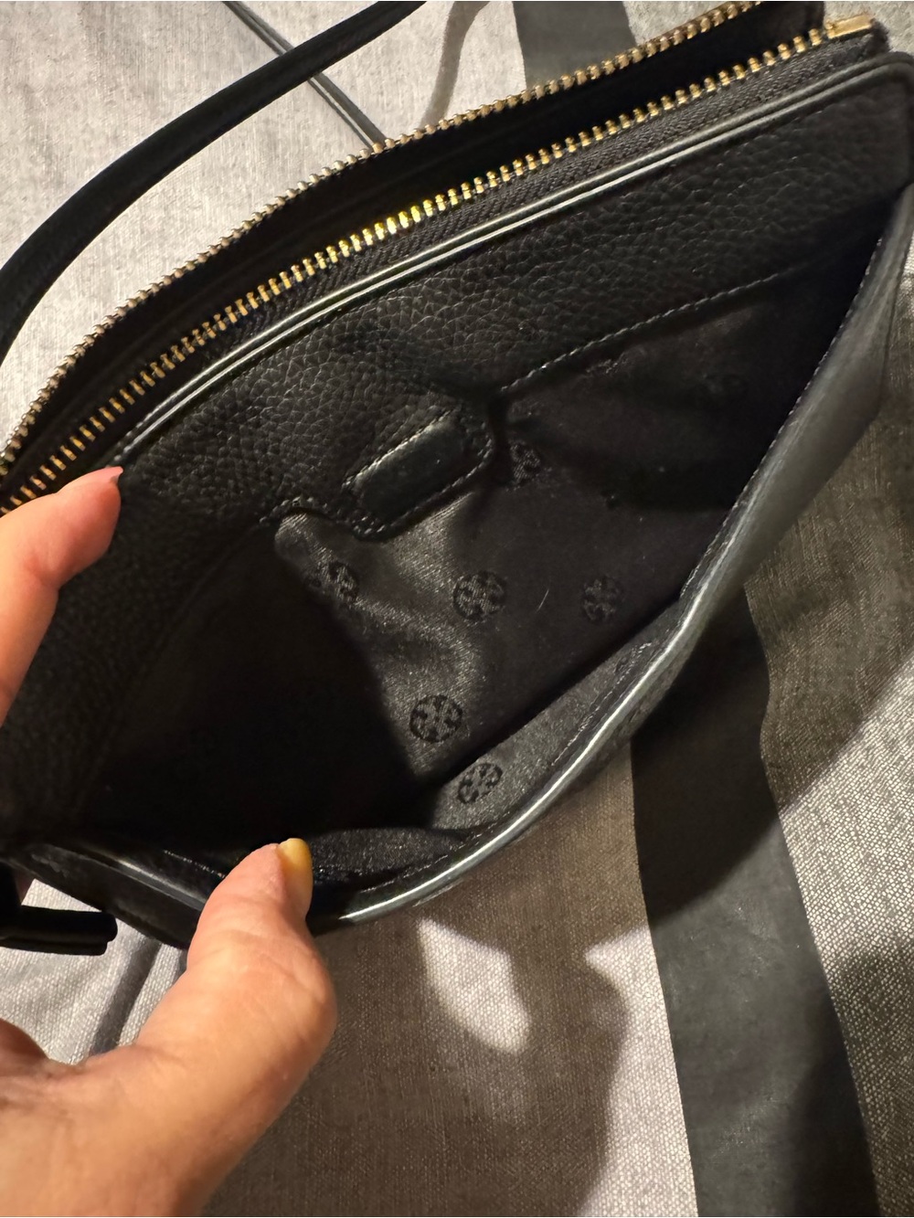 Tory Burch Black Pebbled Leather Logo Crossbody - Picture 3 of 16